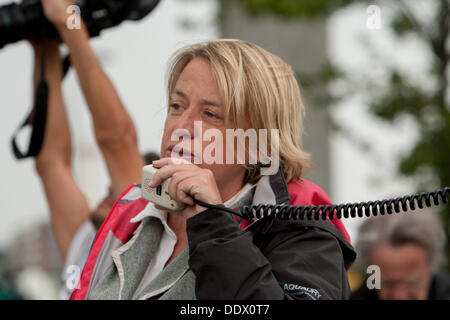 Londres, Royaume-Uni. Sep 8, 2013. La chef du Parti Vert pour l'Angleterre et Pays de Galles, Natalie Bennett, parle à protester contre la sécurité de la défense et de l'équipement salon International (DSEI) au centre Excel, Londres, Royaume-Uni, le 8 septembre 2013 Crédit : martyn wheatley/Alamy Live News Banque D'Images