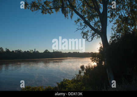 La brume matinale au large de la rivière Brisbane, Brisbane, Queensland, Australie Banque D'Images