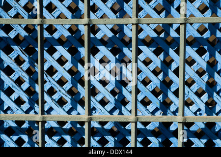 Treillis de bois dans une fenêtre normale, voir de très près. Puerto Lapice, Ciudad Real province, Castilla La Mancha, Espagne. Banque D'Images