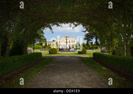 Regardant à travers le passage de Laburnum dans la Fontaine au jardin Brodsworth Hall à Doncaster, dans le Yorkshire du Sud. Banque D'Images