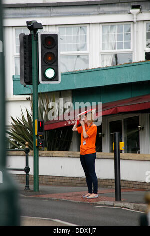 Bournemouth, Royaume-Uni 8 septembre 2013. Fortes pluies en Bournemouth, Royaume-Uni. S'abritant sous un sac en attendant que les lumières de changer pour traverser la route Crédit : Carolyn Jenkins/Alamy Live News Banque D'Images