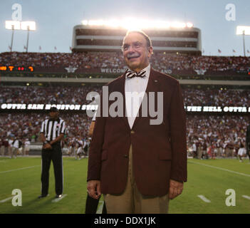 College Station, Texas, USA. 7e août, 2013. 07/09/13 - Texas A&M Président Dr. R. Bowen Loftin pendant le coin flip dans le match contre Sam Houston State à Kyle Field in College Station, Texas Samedi 7 septembre 2013. A&M a gagné 65-28.Photo par Erich Schlegel Crédit : Erich Schlegel/ZUMAPRESS.com/Alamy Live News Banque D'Images