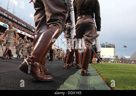 College Station, Texas, USA. 7e août, 2013. 07/09/13 - Texas A&M Chef de Corps des membres des Cadets dans leurs bottes d'équitation encouragez les Aggies contre Sam Houston State depuis les coulisses à Kyle Field in College Station, Texas Samedi 7 septembre 2013. A&M a gagné 65-28.Photo par Erich Schlegel Crédit : Erich Schlegel/ZUMAPRESS.com/Alamy Live News Banque D'Images