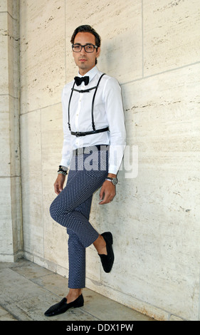 Portrait de Producteur Noe Lozano portant des bretelles inhabituelle à la Fashion Week au Lincoln Center à New York City Banque D'Images