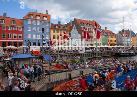 Nouveau port de Nyhavn 17e siècle canal front de mer et du quartier des divertissements de Copenhague Danemark Banque D'Images