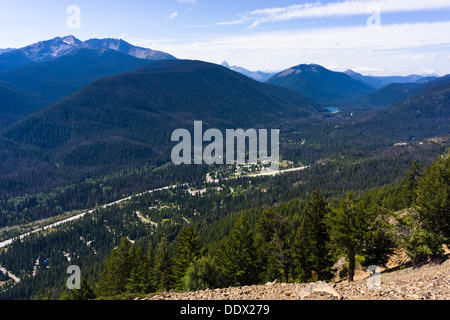 Vue sur vallée, des cascades et de la route 3 de Cascade Lookout, l'E.C. Manning Provincial Park, British Columbia, Canada. Banque D'Images