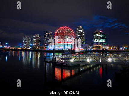 Une vue de la nuit du dôme distinctif de Science World à Telus World of Science à Vancouver, Colombie-Britannique, Canada. Banque D'Images