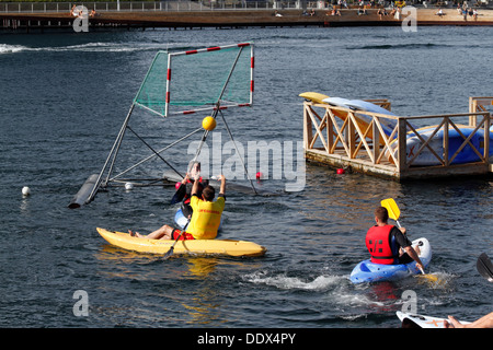 Kayak polo aux îles Brygge dans le port intérieur de Copenhague, Danemark. Notation d'un objectif. Un jour d'été ensoleillé. Banque D'Images