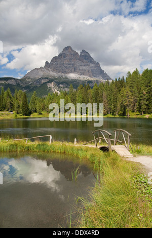 Avec le lac Antorno Tre Cime de Lavaredo dans l'arrière-plan, Dolomites, Italie. Banque D'Images