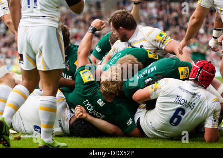 Leicester, Royaume-Uni. Sep 8, 2013. Leicester's Tom Youngs les poinçons l'air après Leicester pousser dessus pour un essai. Action de la Aviva Premiership match entre Leicester Tigers et Worcester Warriors joué à Welford Road, Leicester Crédit : Graham Wilson/Alamy Live News Banque D'Images