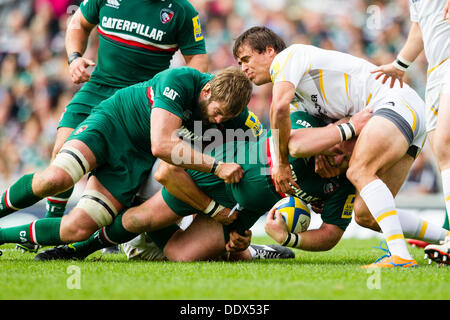 Leicester, Royaume-Uni. Sep 8, 2013. Dan Cole apparaissant de mordre le doigt de Ignacio Mieres au cours de l'Aviva Premiership match entre Leicester Tigers et Worcester Warriors joué à Welford Road, Leicester Crédit : Graham Wilson/Alamy Live News Banque D'Images