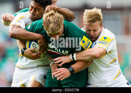 Leicester, Royaume-Uni. Sep 8, 2013. La défense de Worcester s'efforce de faire tomber Leicester hooker Tom Youngs. Action de la Aviva Premiership match entre Leicester Tigers et Worcester Warriors joué à Welford Road, Leicester Crédit : Graham Wilson/Alamy Live News Banque D'Images