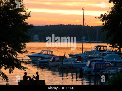 La dernière lumière du jour illumine le lac Scharmuetzelsee à Bad Saarow, Allemagne, 07 septembre 2013. Photo : Patrick Pleul Banque D'Images