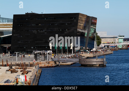 Le Black Diamond, Den Sorte Diamant, au bord de l'eau à Copenhague, Danemark. Le pont Knippelsbro juste en arrière-plan. Banque D'Images