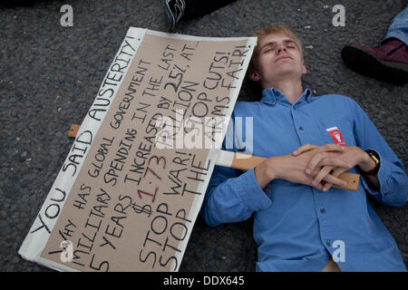 Londres, Royaume-Uni. Sep 8, 2013. Armes anti manifestants tenir un 'die' à l'extérieur de l'une des entrées de l'Excel Centre où la sécurité de la défense et de l'équipement salon International (DSEI) soit maintenu. Credit : Nelson Pereira/Alamy Live News Banque D'Images