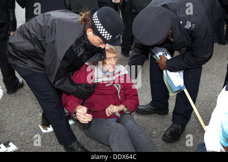 Londres, Royaume-Uni. Sep 8, 2013. Les agents de police déposer un protestataire qui avait été bloquant la route à l'extérieur de l'une des entrées de l'Excel Centre, qui est maintenant juste les bras de Londres. Credit : Nelson Pereira/Alamy Live News Banque D'Images