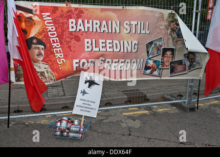 Londres, Royaume-Uni. Sep 8, 2013. Les armes anti-manifestants entrées à l'Excel Centre où la sécurité de la défense et de l'équipement salon International (DSEI) doit avoir lieu. Credit : Nelson Pereira/Alamy Live News Banque D'Images