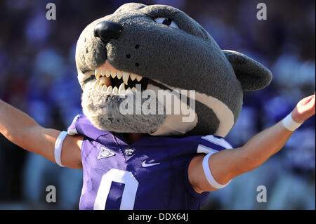 Manhattan, Kansas, États-Unis. 7e août, 2013. Septembre7,2013 : Willie Wildcat travaillant la foule en action au cours de la NCAA Football match entre la Louisiane- Lafayette et Kansas State ; à Bill Snyder Family Stadium à Manhattan, Kansas. Kendall Shaw/CSM/Alamy Live News Banque D'Images