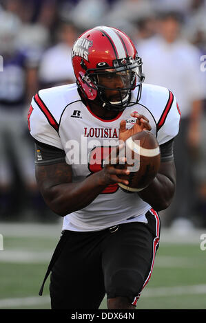 Manhattan, Kansas, États-Unis. 7e août, 2013. Septembre : Louisiana-Lafayette7,2013 Ragin Cajuns quarterback Terrance Broadway # 8 en action au cours de la NCAA Football match entre la Louisiane- Lafayette et Kansas State ; à Bill Snyder Family Stadium à Manhattan, Kansas. Kendall Shaw/CSM/Alamy Live News Banque D'Images