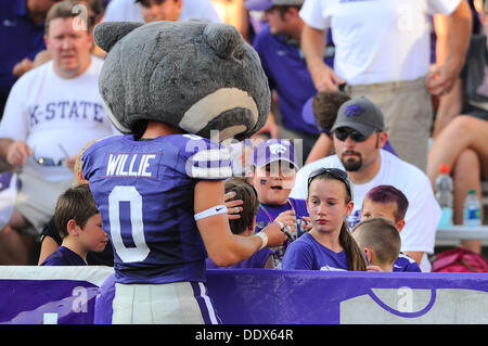 Manhattan, Kansas, États-Unis. 7e août, 2013. Septembre7,2013 : Willie Wildcat, signe des autographes en action au cours de la NCAA Football match entre la Louisiane- Lafayette et Kansas State ; à Bill Snyder Family Stadium à Manhattan, Kansas. Kendall Shaw/CSM/Alamy Live News Banque D'Images