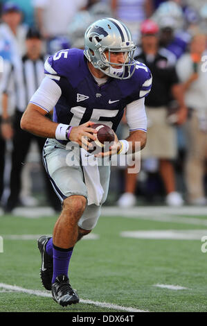 Manhattan, Kansas, États-Unis. 7e août, 2013. Septembre7,2013 : Kansas State Wildcats quarterback Jake Waters # 15 en action au cours de la NCAA Football match entre la Louisiane- Lafayette et Kansas State ; à Bill Snyder Family Stadium à Manhattan, Kansas. Kendall Shaw/CSM/Alamy Live News Banque D'Images