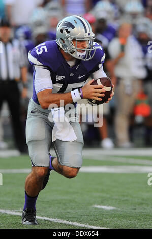 Manhattan, Kansas, États-Unis. 7e août, 2013. Septembre7,2013:Kansas State Wildcats quarterback Jake Waters # 15 en action au cours de la NCAA Football match entre la Louisiane- Lafayette et Kansas State ; à Bill Snyder Family Stadium à Manhattan, Kansas. Kendall Shaw/CSM/Alamy Live News Banque D'Images