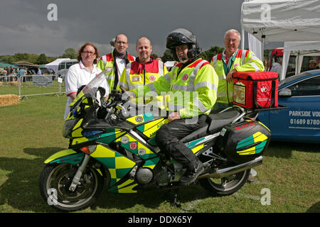 Orpington, UK. Sep 8, 2013. Le service de transfusion sanguine le personnel avec leur Hospiscare Harris assister à moto salon de voitures Crédit : Keith Larby/Alamy Live News Banque D'Images