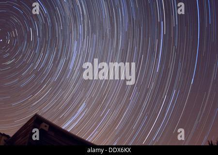 Star Trails autour de Polaris, l'étoile polaire du Nord dans une image de l'exposition 4hr Banque D'Images