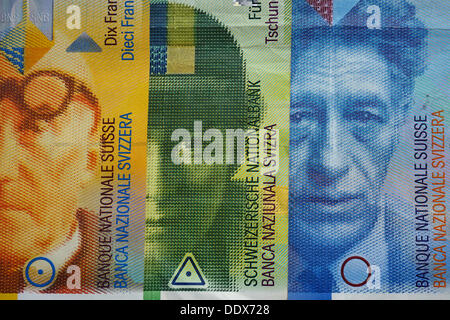 ILLUSTRATION - billets de la monnaie franc suisse s'asseoir sur une table à Wengen, Suisse, 04 août 2013. (R-L) franc 100 Alberto Giacometti, Sophie Taeuber-Arp 50 francs, 10 francs Le Corbusier. Photo : Soeren Stache Banque D'Images