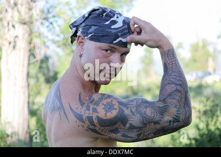 Les jeunes tatoués Montana cowboy dans camouflage bandana bleu Banque D'Images