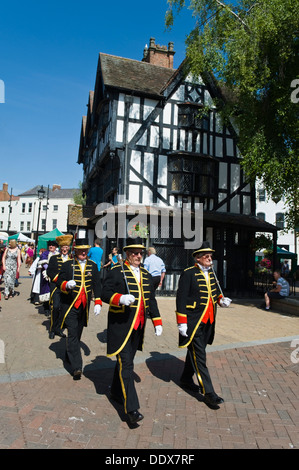 Procession civique du maire en passant devant l'ancienne Maison de Ville Haute à Hereford Herefordshire Angleterre UK Banque D'Images