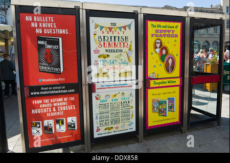 Boîtes de téléphone avec des affiches publicitaires à haute ville à Hereford Herefordshire Angleterre UK Banque D'Images