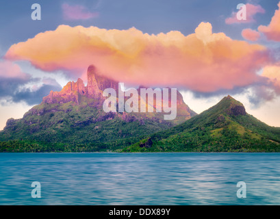 Lever et Mt. Otemanu. Bora Bora. Polynésie Française Banque D'Images