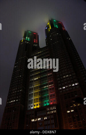 Tokyo, Japon. Le 08 août, 2013. Tokyo a été choisie pour accueillir les Jeux Olympiques 2020 de battre Madrid et Istanbul à Buenos Aires le Samedi, 8 septembre. Tokyo Metropolitan City Hall a été brillamment allumé couleur olympique pour célébrer la victoire d'accueillir les Jeux de 2020, le dimanche. Credit : Miyoko Fukushima/Alamy Live News Banque D'Images