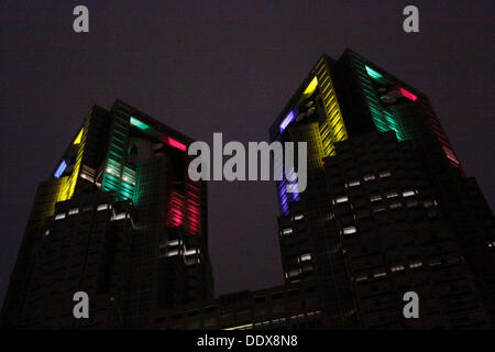 Tokyo, Japon. Le 08 août, 2013. Tokyo a été choisie pour accueillir les Jeux Olympiques 2020 de battre Madrid et Istanbul à Buenos Aires le Samedi, 8 septembre. Tokyo Metropolitan City Hall a été brillamment allumé couleur olympique pour célébrer la victoire d'accueillir les Jeux de 2020, le dimanche. Credit : Miyoko Fukushima/Alamy Live News Banque D'Images