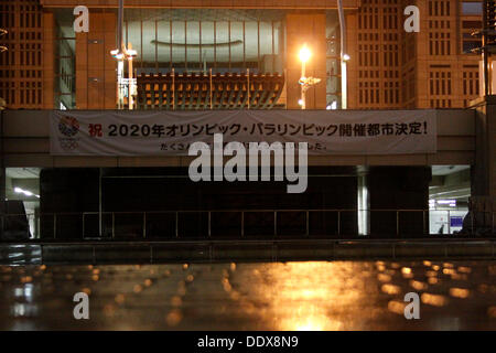 Tokyo, Japon. Le 08 août, 2013. Tokyo a été choisie pour accueillir les Jeux Olympiques 2020 de battre Madrid et Istanbul à Buenos Aires le Samedi, 8 septembre. Tokyo Metropolitan City Hall a été brillamment allumé couleur olympique pour célébrer la victoire d'accueillir les Jeux de 2020, le dimanche. La bannière se lit, "Célébrer ; Tokyo sera l'hôte des Jeux Olympiques et Paralympiques de 2020. Merci pour votre soutien '. Credit : Miyoko Fukushima/Alamy Live News Banque D'Images