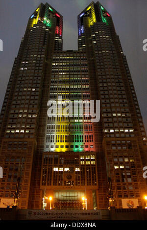 Tokyo, Japon. Le 08 août, 2013. Tokyo a été choisie pour accueillir les Jeux Olympiques 2020 de battre Madrid et Istanbul à Buenos Aires le Samedi, 8 septembre. Tokyo Metropolitan City Hall a été brillamment allumé couleur olympique pour célébrer la victoire d'accueillir les Jeux de 2020, le dimanche. La bannière se lit, "Célébrer ; Tokyo sera l'hôte des Jeux Olympiques et Paralympiques de 2020. Merci pour votre soutien .' Credit : Miyoko Fukushima/Alamy Live News Banque D'Images