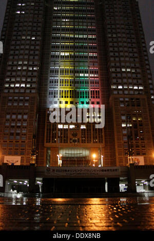 Tokyo, Japon. Le 08 août, 2013. Tokyo a été choisie pour accueillir les Jeux Olympiques 2020 de battre Madrid et Istanbul à Buenos Aires le Samedi, 8 septembre. Tokyo Metropolitan City Hall a été brillamment allumé couleur olympique pour célébrer la victoire d'accueillir les Jeux de 2020, le dimanche. Credit : Miyoko Fukushima/Alamy Live News Banque D'Images