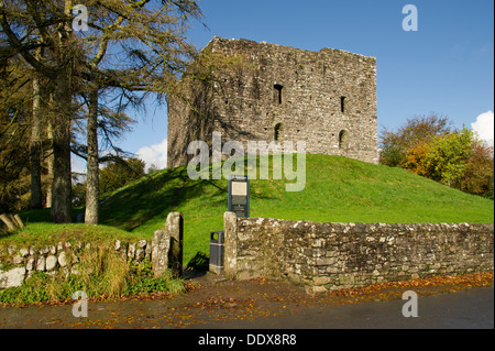 B-3660, le Devonshire, Angleterre montrant l'église paroissiale, le château et le Castle Inn. Banque D'Images