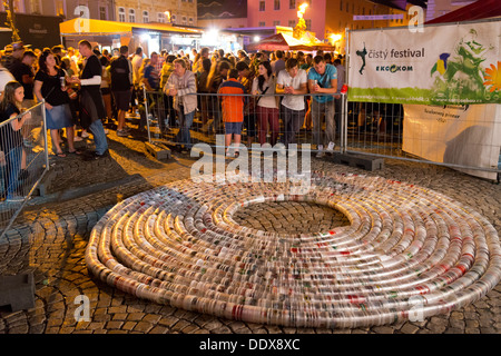 La bière de recyclage des tasses, Harvest Festival dans la ville de Žatec, République Tchèque Banque D'Images