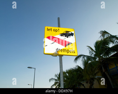 Road Sign bosse dans Bonaire Banque D'Images