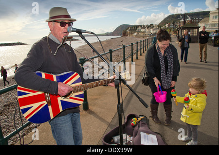 London,UK,Devonshire,une ville balnéaire sur la côte sud avec une promenade et de la plage,bateaux échoués et musicien ambulant.a côte de la mer du Royaume-Uni Banque D'Images