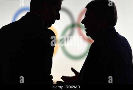 Buenos Aires, Argentine. Le 08 août, 2013. Le vice-président du CIO Thomas Bach (R) parle à un membre du CIO lors de la Session du CIO du 125e à l'hôtel Hilton de Buenos Aires, Argentine, 08 septembre 2013. Photo : Arne Dedert/dpa/Alamy Live News Banque D'Images