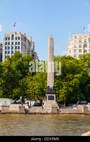 Cleopatra's Needle sur le remblai à Westminster, Londres Banque D'Images