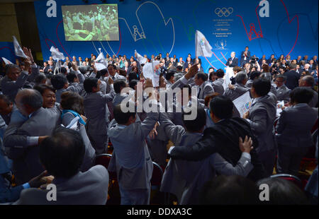 Buenos Aires, Argentine. 07Th Nov, 2013. Les membres de la délégation 2020 jubilate de Tokyo après l'annonce de la ville hôte des Jeux Olympiques 2020 125e Session du CIO à l'à l'hôtel Hilton de Buenos Aires, Argentine, 07 septembre 2013. Photo : Arne Dedert/dpa/Alamy Live News Banque D'Images