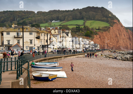 London,UK,Devonshire,une ville balnéaire sur la côte sud avec une promenade et de la plage,bateaux échoués et musicien ambulant.a côte de la mer du Royaume-Uni Banque D'Images