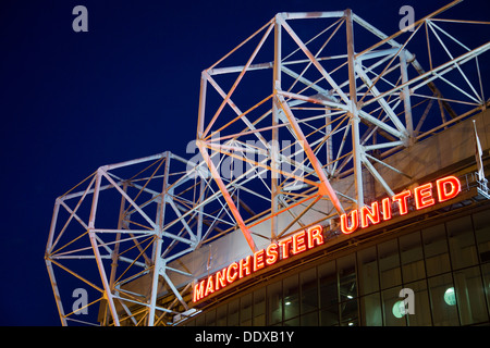 Le stade de football de Manchester United, Old Trafford, la nuit Banque D'Images