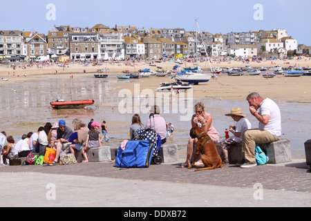 St Ives Cornwall touristes de manger le déjeuner sur la jetée du port d'août 2013 Banque D'Images