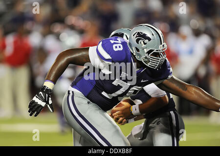 Manhattan, Kansas, États-Unis. 7e août, 2013. Septembre7,2013 : Kansas State Wildcats juge de ligne offensive Cornelius Lucas # 78 en action au cours de la NCAA Football match entre la Louisiane- Lafayette et Kansas State ; à Bill Snyder Family Stadium à Manhattan, Kansas. Kendall Shaw/CSM/Alamy Live News Banque D'Images