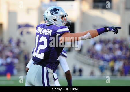 Manhattan, Kansas, États-Unis. 7e août, 2013. Septembre7,2013 : Kansas State Wildcats arrière défensif # 12 Ty Zimmerman dirige ses études secondaires au cours de la NCAA Football match entre la Louisiane- Lafayette et Kansas State ; à Bill Snyder Family Stadium à Manhattan, Kansas. Kendall Shaw/CSM/Alamy Live News Banque D'Images